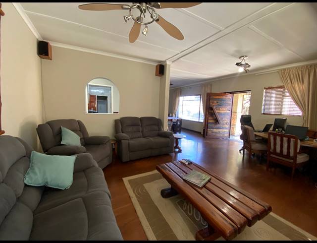 5 BEDROOM HOUSE FOR SALE IN JACKAROO PARK